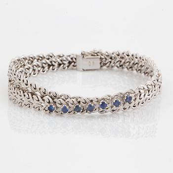 Armband vitguld med små fasettslipade safirer.