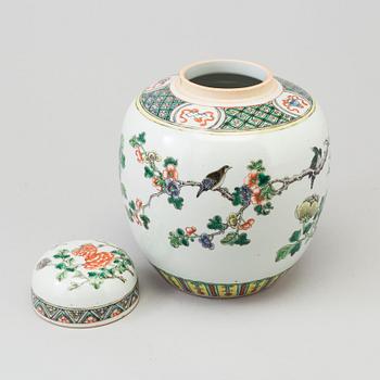 A famille verte porcelain jar with cover, Qing dynasty, late 19th/early 20th century.