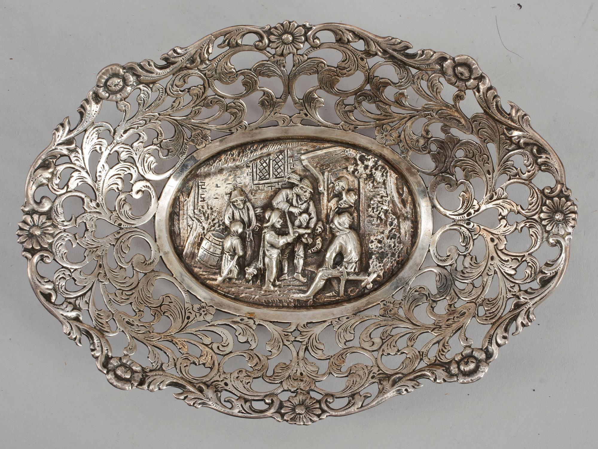 PARTI SILVERFÖREMÅL, 6 delar, bla CG.Hallberg, 1900-tal. Tot ca 690 gram.