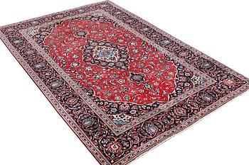 A Kashan carpet, c. 297 x 198 cm.