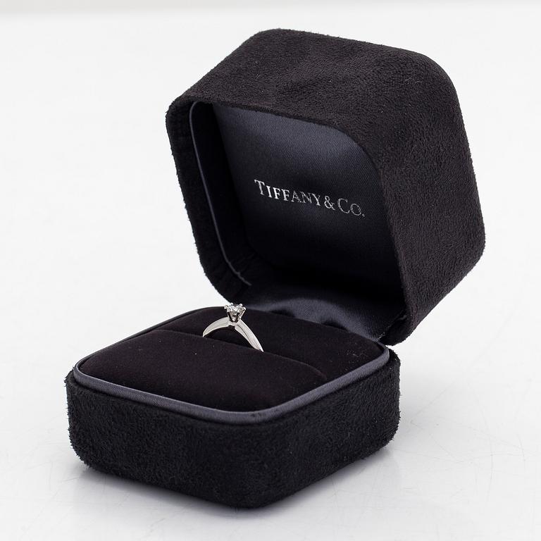 Tiffany & Co, sormus, platinaa ja briljanttihiottu timantti 0.20 ct. Todistuksella.
