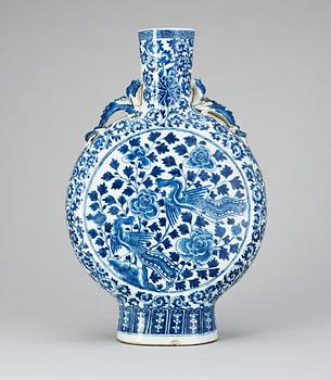 A blue and white pilgrim bottle, late Qing dynasty (1644-1914).