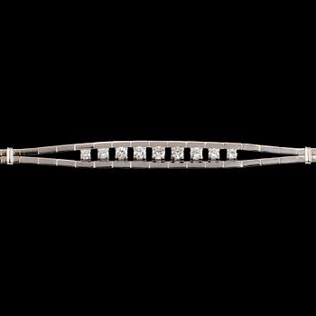 ARMBAND, 18 k vitguld, briljantslipade diamanter tot ca 1.03 ct. Vikt ca 18,5 g.