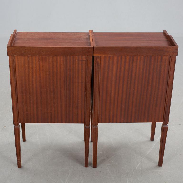 SÄNGBORD, ett par, gustaviansk stil, 1900-tal.