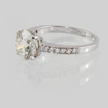 RING, 18K vitguld med briljantslipad diamant ca 2.05 ct samt små briljantslipade diamanter ca 0.14 ct. Vikt 3,4 gram.