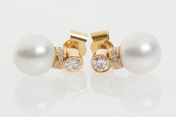 ÖRHÄNGEN, ett par, 18K guld med South Sea pärlor samt diamanter.