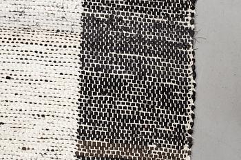 Björn Lundberg, gallerimatta, "Natt och Dag/Dag och Natt", trasmatta, ca 388,5-398 x 128-129 cm.