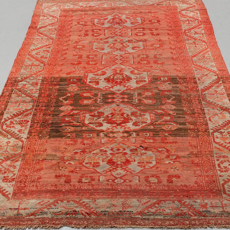 A CARPET, an antique/semi-antique Oriental kelly, ca 287,5 x 141,5 cm.