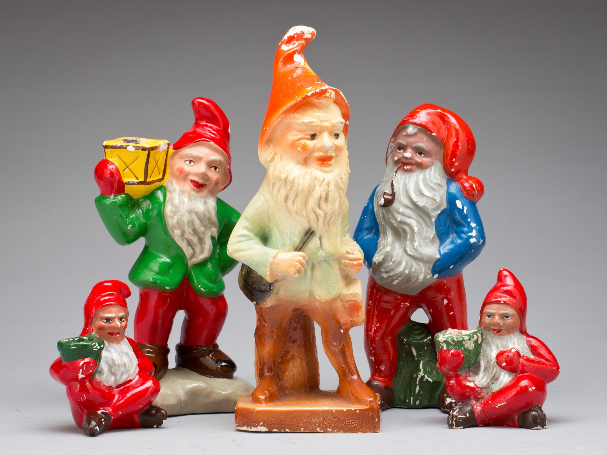 PARTI TOMTAR, 5 st, bemålat gips, 1900-tal.