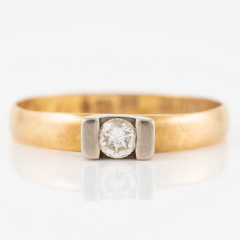Ring, 18K guld med mindre briljantslipad diamant.