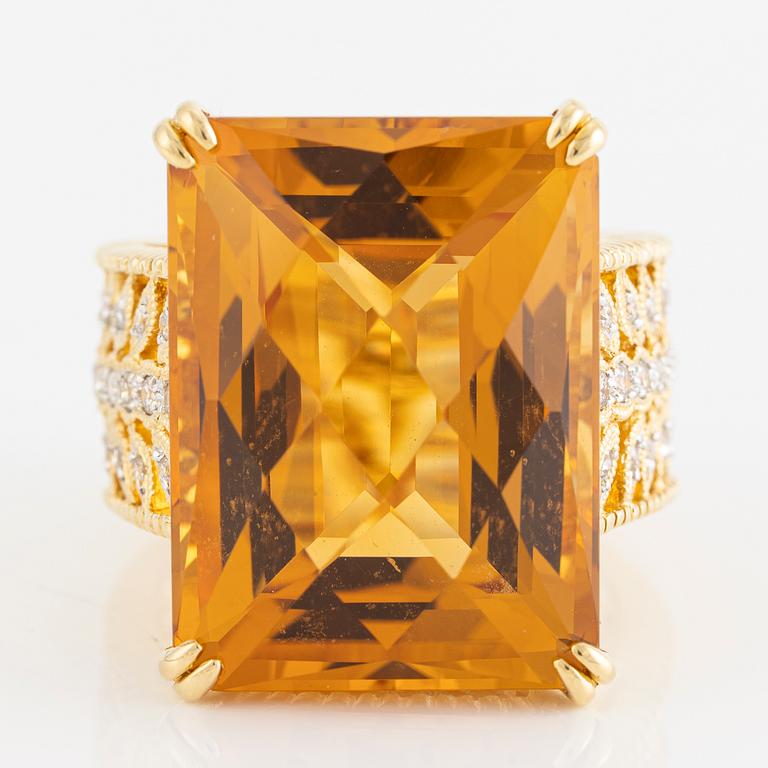 Ring 18K guld med en checkerslipad citrin och runda briljantslipade diamanter.