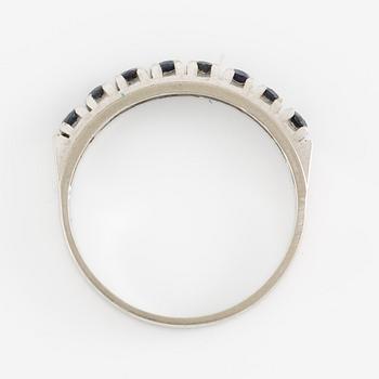 Alliansring 18K vitguld med safirer.
