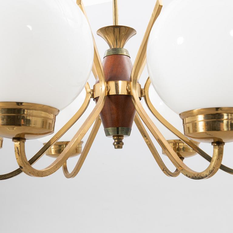 Taklampa 1900-talets mitt.