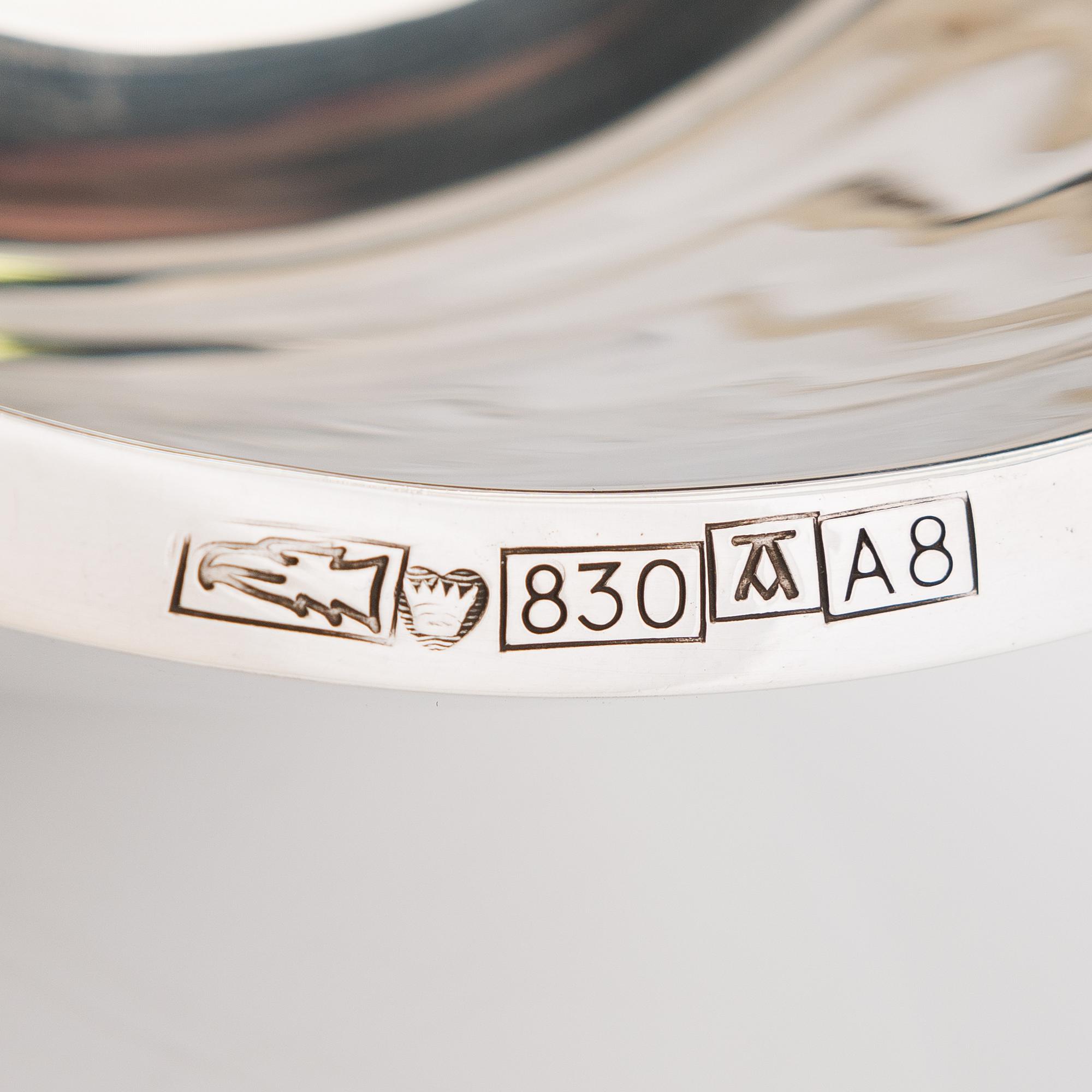 Pekka Piekäinen, two bowls in sterlingsilver och silver, Tarkiainen, Helsinki 1988 and Auran Kultaseppä, Turku 1978.