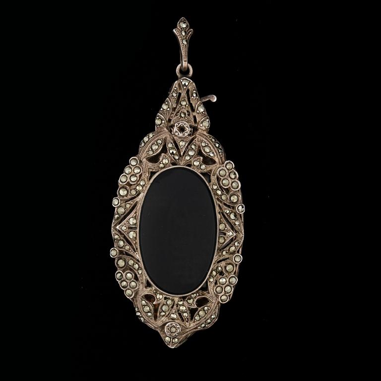 HALSSMYCKE med lornjett, vitmetall, 1900-talets början.