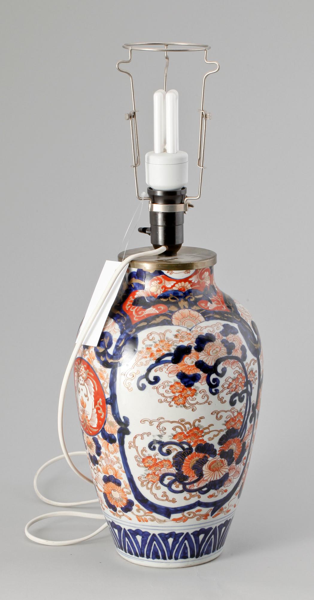 BORDSLAMPA, porslin, Japan, omkring 1900.