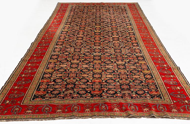 An antique/semi-antique Karabagh kelleh, c. 476 x 297 cm.