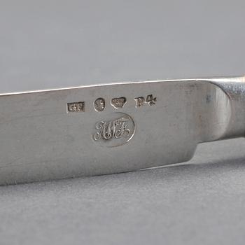 KNIVAR, 8 st, silver. Bl a Gustaf Folcker och Johan Petter Grönvall, Stockholm 1829-1845. Vikt ca 381 gram.