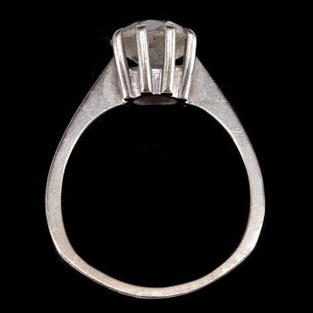 RING, 18k vitguld med fasettslipad diamant, ca 1,5 ct. C G Hallberg, 1973. Vikt 4 g.