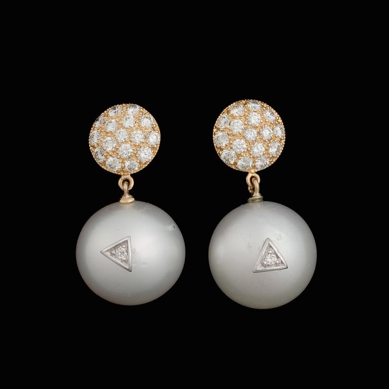 A PAIR OF EARRINGS, cultured South Sea pearls,  brilliant cut diamonds, 18K gold.