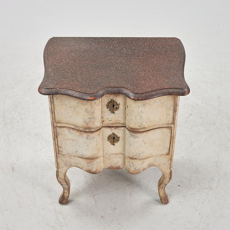 Byrå, barockstil, tidigt 1900-tal.