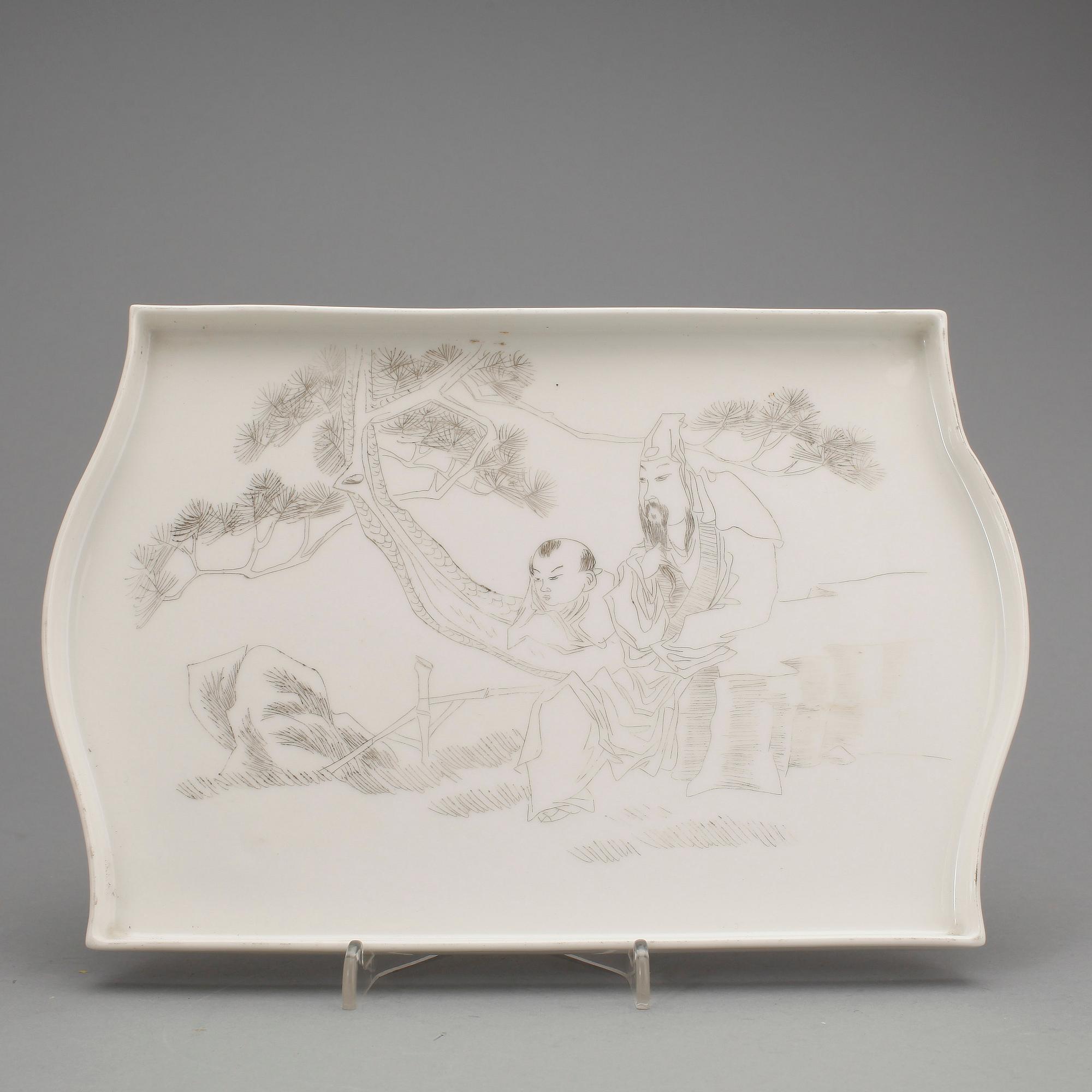 PENSELVAS SAMT BRICKA, porslin, Kina tidigt 1900-tal.