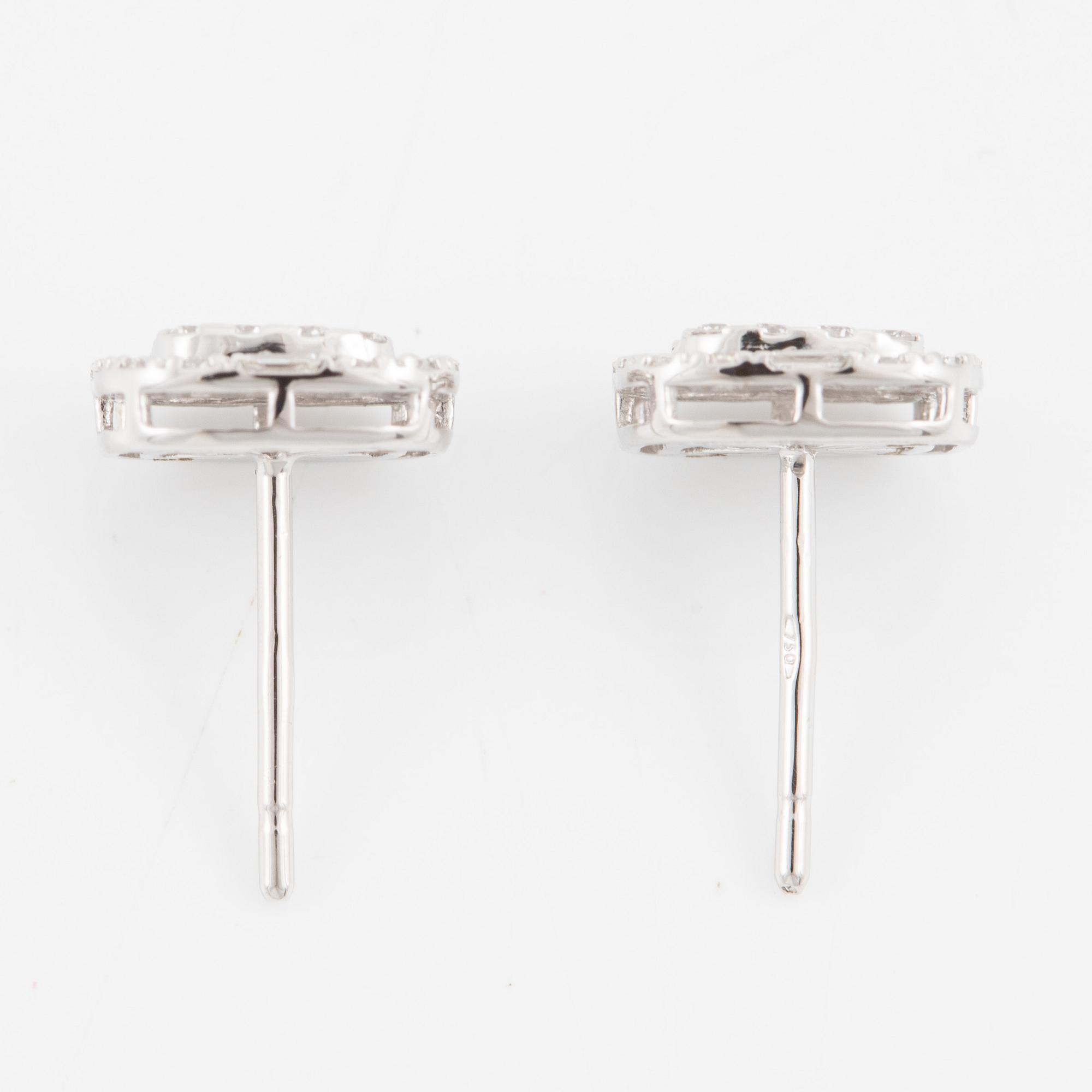 Earrings, 18K white gold set with brilliant-cut and baguette-cut diamonds.