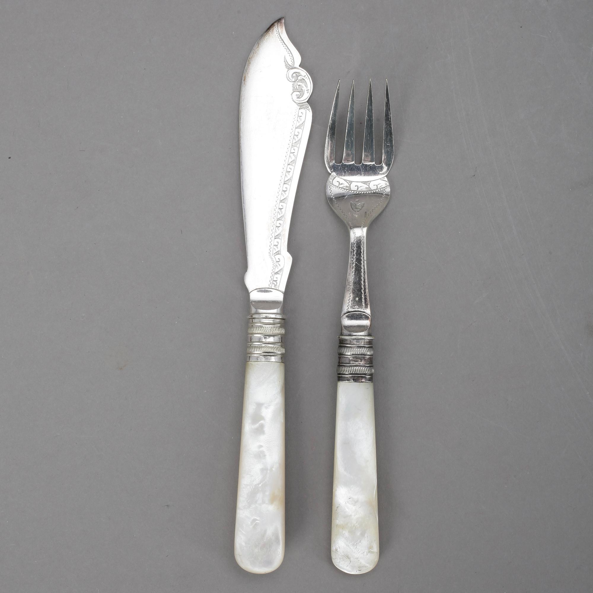 FISKBESTICK, 24 delar nysilver och pärlemor, i schatull, 1900-talets början.