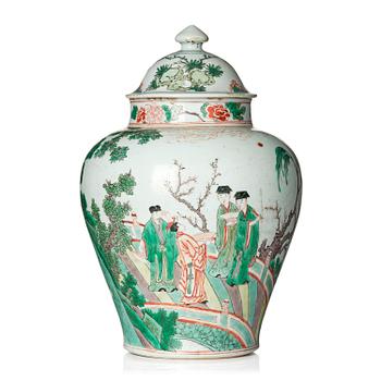 843. A famille verte jar with cover, 17th century.