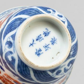 A Chinese iron-red and blue and white cup, early 20th century.