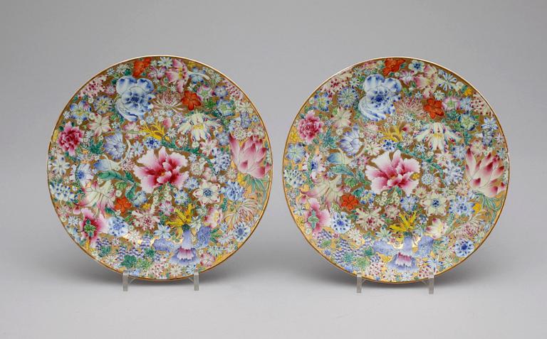 TALLRIKAR, ett par, porslin, Kina,  1900-tal.