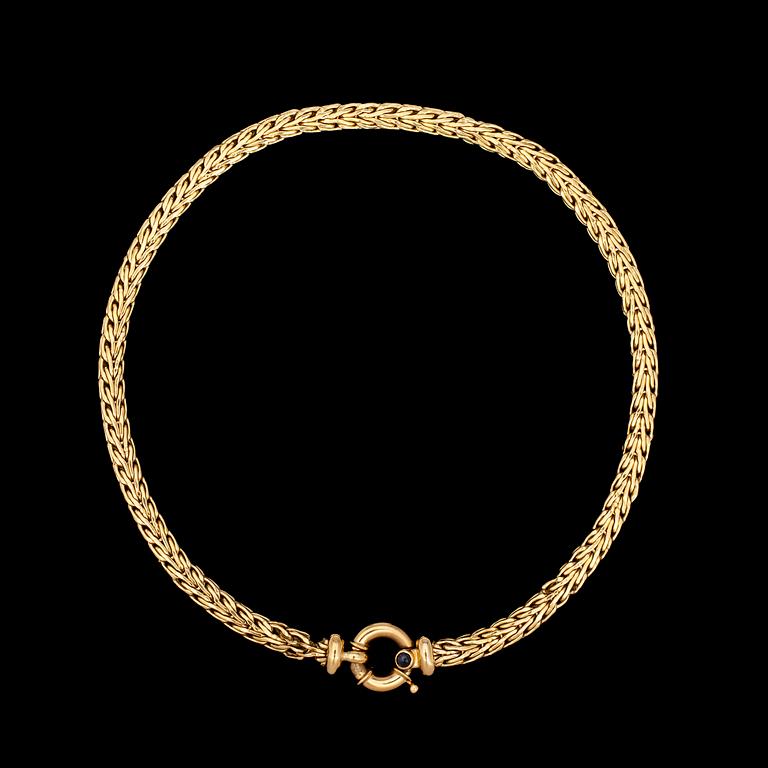 NECKLACE, gold with cabochon cut blue sapphire, Italy.