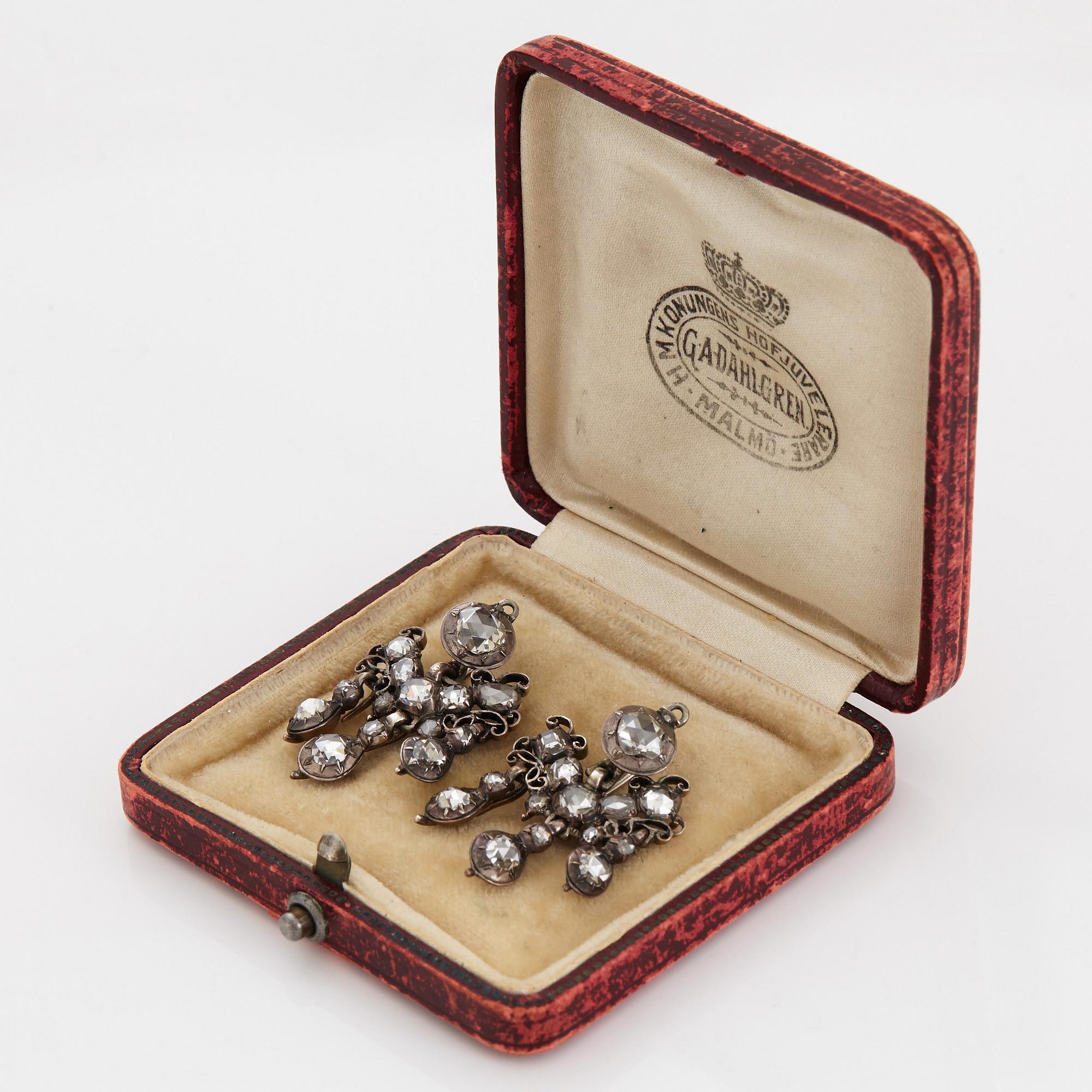 Ett par örhängen med rosen- och taffelslipade diamanter, 1700-tal.