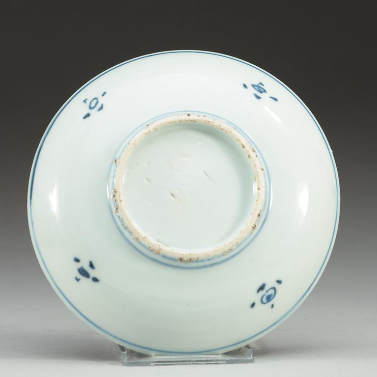 A blue and white Transitional dish, 17th Century.