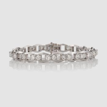 1377. A brilliant- and old-cut diamond bracelet. Total carat weight circa 3.60 cts.