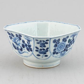A blue and white bowl, Qing dynasty, 18th century.