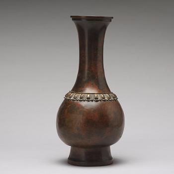 A bronze vase, Qing dynasty, Kangxi (1662-1722).