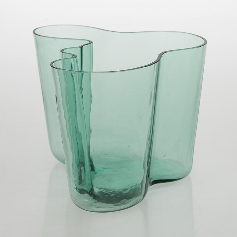 Alvar Aalto, A '9750' vase Karhula Glassworks in production 1937-1949.