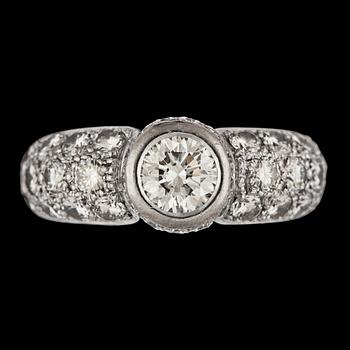 A brilliant cut diamond ring, 0.74 cts and smaller, tot. 2.20 cts.