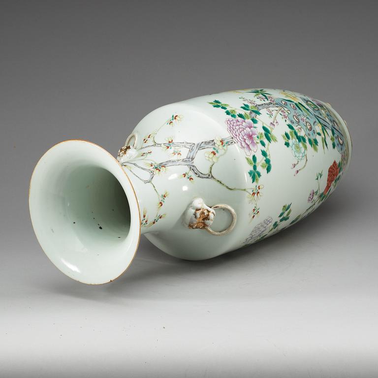 A famille rose vase, Qing dynasty, 19th Century.