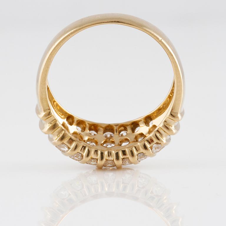 RING, 18K guld med briljantslipade diamanter ca 2.00 ct. Vikt 6,7 gram.