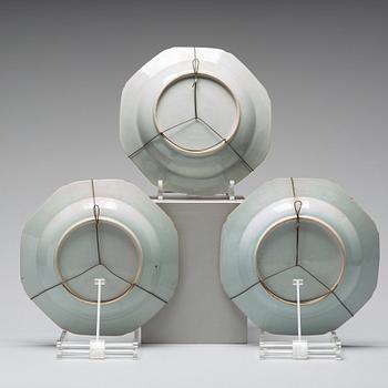 STEKFAT samt djupa TALLRIKAR, tre stycken, mandarinporslin. Qingdynastin, Qianlong (1736-95).