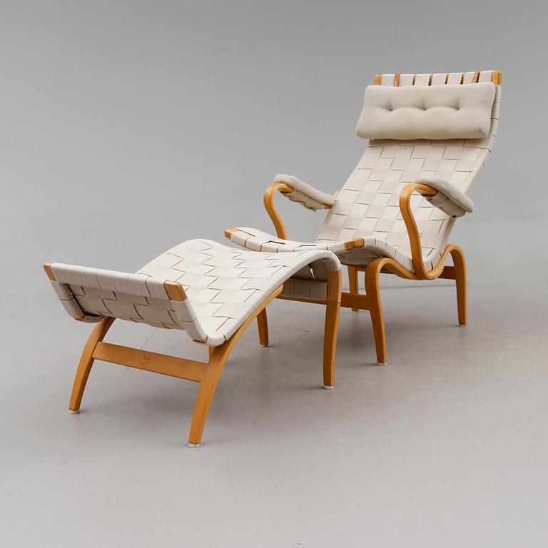 FÅTÖLJ MED FOTPALL, "Pernilla", Bruno Mathsson, Firma Karl Mathsson, 1970-tal.