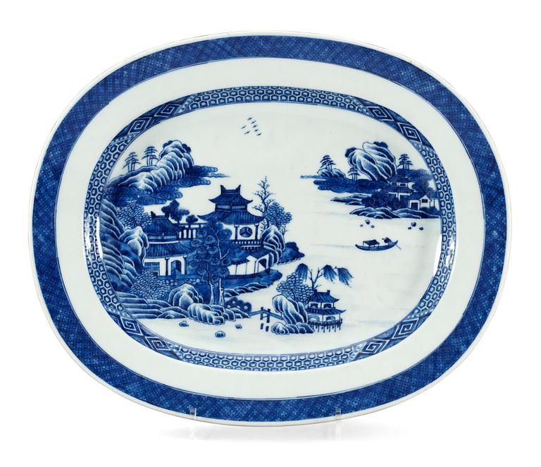 A blue and white large serving dish, Qing dynastin, Qianlong (1736-95).