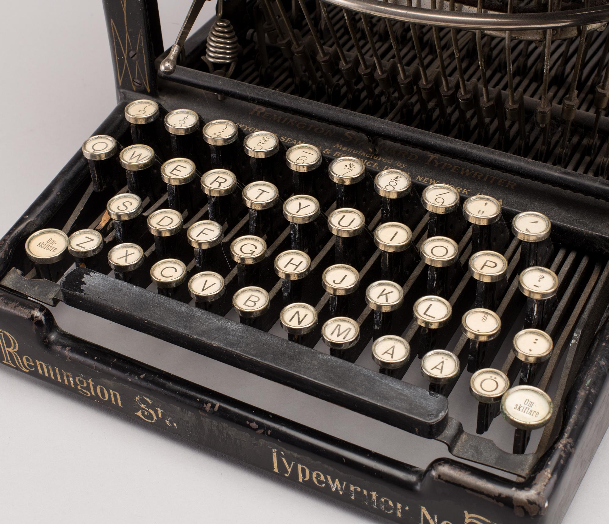 A typewriter Remington.