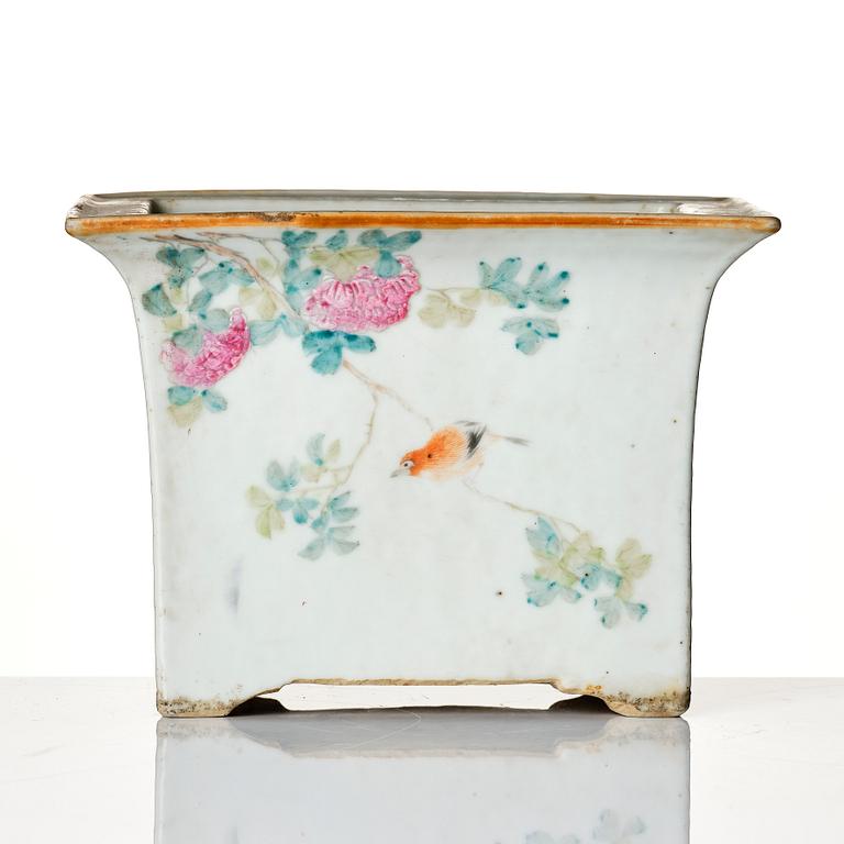 A Chinese famille rose flower pot, early 20th century.