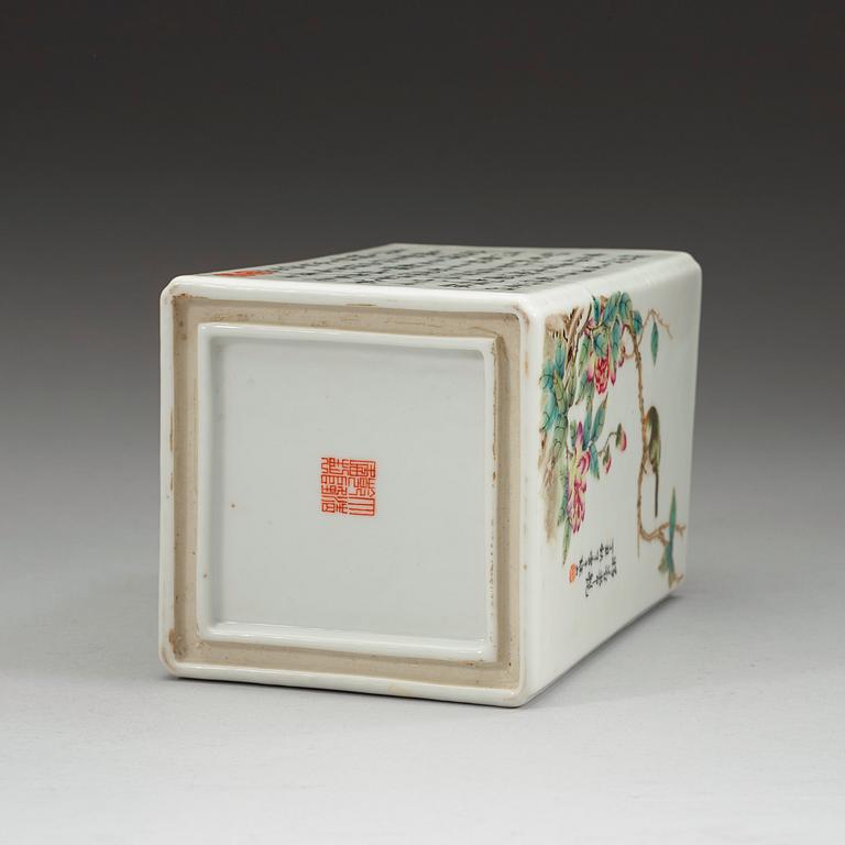 PENSELMUGG, porslin, Qingdynastin, med Qianlongs märke, 1800-tal.