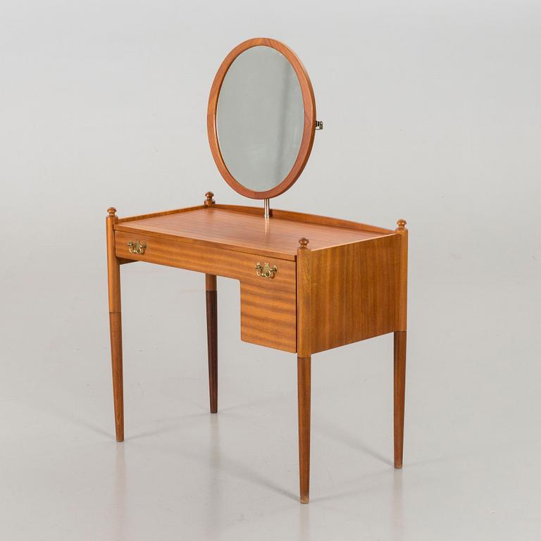 A 1960'S VANITY TABLE.