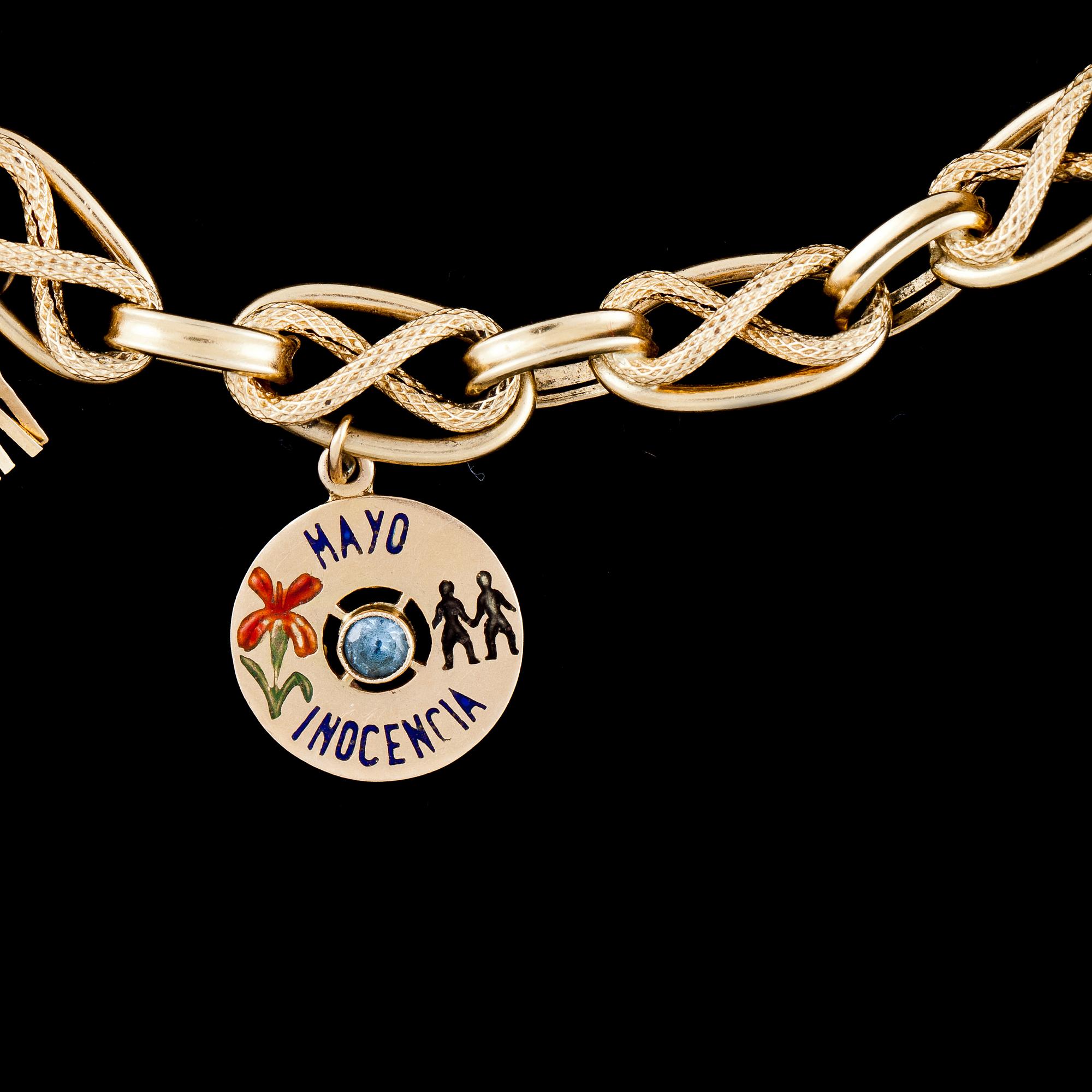 ARMBAND, 18k guld med berlocker. Vikt ca 21 g.