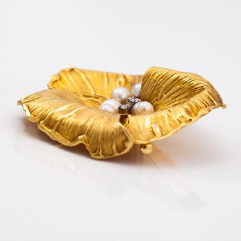 Lotta Orkomies, An 18K gold brooch with cultured pearls and diamonds ca.0.18 ct in total. A Tillander, Helsinki 1973.